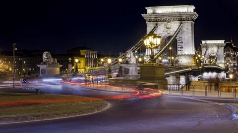 Time lapse of The Chain Bridge in Budapest at night Stock Footage 125713374