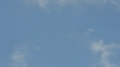 Time lapse of changing weather - Clear blue sky becomes overcast with clouds Vídeo Stock 98242298