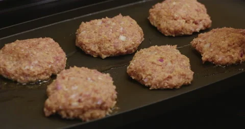 Time lapse of a chef placing burger patties on a hot grill. Stock Footage 130689388