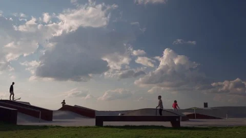 Time lapse. Children to skate and rollerblades in the skatepark Video stock 75824341