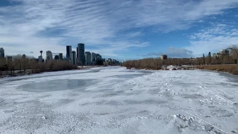 Time-lapse of city downtown with clouds flying and frozen river 库存影片 236014404