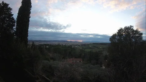 Time lapse of the city of Florence at sunset seen from the hill of Settignano Vídeos de archivo 86802144