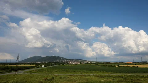 Time lapse of a city on a hill with clouds dancing above it Stock-Footage 133413128