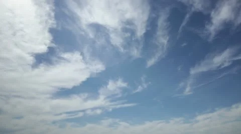 Time lapse of a clear blue sky and white fluffy clouds Video stock 22399488