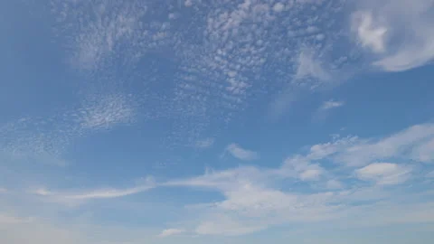 Time lapse of clear blue sky with white fluffy clouds at noon. Day time. Abst Stock-Footage 155700819