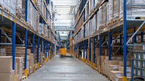 Time-lapse clip of busy workers in a warehouse or factory Vídeos de archivo 94636780