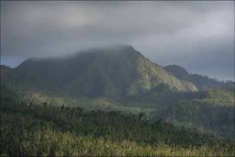 Time lapse clip of clouds flying over distant mountain Stockbeeldmateriaal 91155087