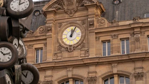 Time Lapse clip of the famous clock at Paris Station Saint-Lazare 動画素材 197014064