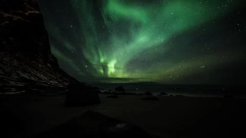 Time lapse clip of Polar Light Aurora Borealis in the night sky Northern lights Vidéo 334658894