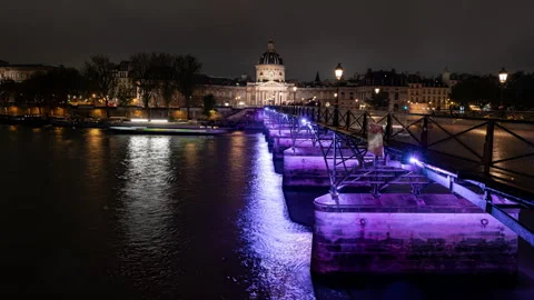 Time lapse clip of Pont des Arts pedestrian bridge in Paris Stock-Footage 324495540