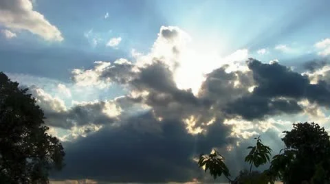 Time lapse clip of white fluffy clouds over blue sky Video stock 11339632
