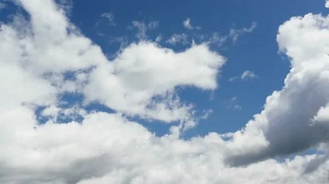 Time lapse clip of white fluffy clouds over blue sky Video stock 21256233