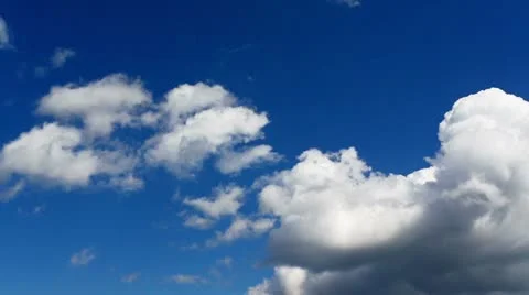 Time lapse clip of white fluffy clouds over blue sky Video stock 21256385