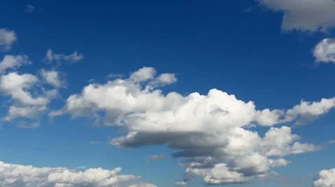 Time lapse clip of white fluffy clouds over blue sky Vidéo 21256408