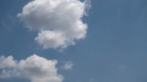 Time lapse clip of white fluffy clouds over blue sky 库存影片 35501635