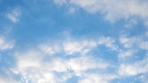 Time lapse clip of white fluffy clouds over blue sky. Beautiful cloudscape Vídeo Stock 73710404