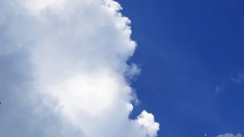 Time lapse clip of white fluffy clouds over blue sky 스톡 동영상 77292497