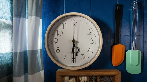 Time lapse clock - camera rotates with big hand of a clock from 06:00-07:00 Vídeo Stock 94778144
