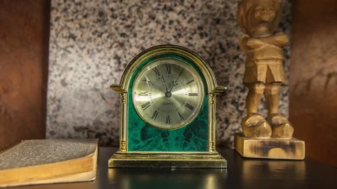 Time lapse clock - camera rotates with big hand of a clock from 01:00-02:00 Vídeo Stock 94780845