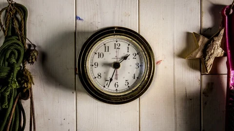 Time lapse clock - camera rotates with big hand of a clock from 02:00-03:00 Vídeo Stock 94781628