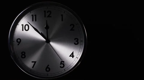 Time-lapse of a clock face with hands going up to 12 o'clock and beyond Vidéo 60827541