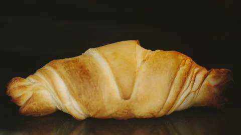 TIME-LAPSE: Close up of Croissant baking in oven Vídeo Stock 130259629