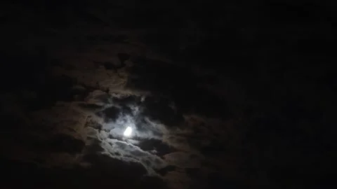 A time lapse close up of a half moon moving across the black dark night sky. Vídeo Stock 160916820