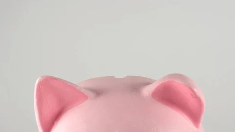 TIME-LAPSE: Close up of hand throws coins into a piggy moneybox Vídeo Stock 126000487