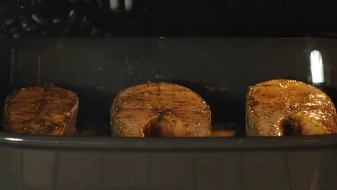 TIME-LAPSE: Close shot of cooking roasted pieces of fish in the oven Vídeo Stock 107932834