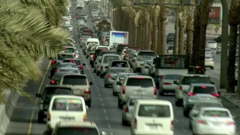 Time lapse of closely spaced vehicles in Riyadh traffic lanes 库存影片 346426452