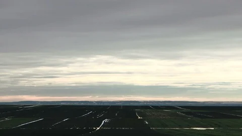 Time lapse the cloud above the field Stockbeeldmateriaal 102172149