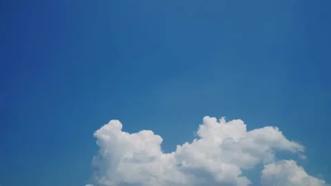 Time lapse cloud and blue sky on the bright day Video stock 158532555
