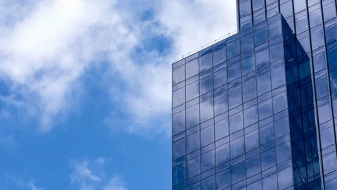 Time lapse of cloud with blue sky and windows reflection in high building. 스톡 동영상 117888424