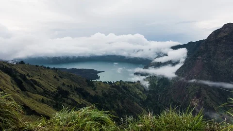 Time lapse cloud floating over the crater sulfur lake with monkey at Rinjani Stockbeeldmateriaal 86289782