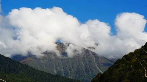 Time Lapse of cloud flowing on mountain. Sochi, Russia Vidéo 146647881