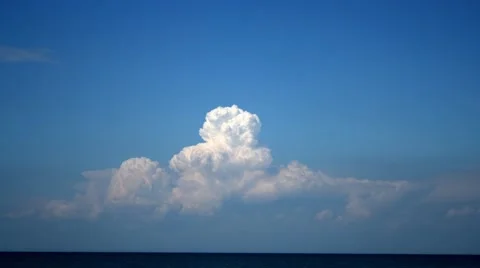 Time Lapse Cloud Formation Over Lake [UHDTV] 2160p24 動画素材 41204691
