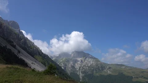 Time lapse of cloud formations around a mountain peak in 4K Video stock 118085209
