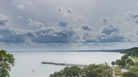 Time lapse of the cloud movement over the bay. Video stock 110919266