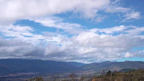 Time-lapse of Cloud Movement Over Mountain Range 動画素材 289685930