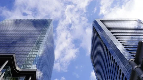 Time-lapse of cloud moving between corporate buildings. Video stock 71845596
