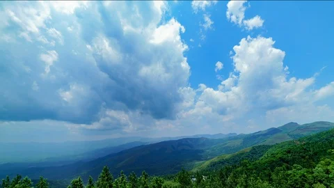 Time-Lapse Of Cloud Moving Over The Mountain Chain 库存影片 90379413