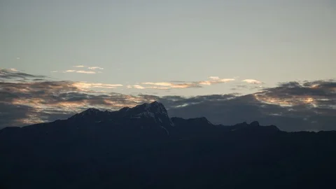 Time lapse of cloud moving over summit of mount naktul in ladakh at susnet Stockbeeldmateriaal 121949244