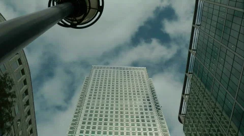 Time lapse of clouds above 1 Canada Square, Canary Wharf Stock Footage 875973
