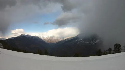 Time lapse of the clouds above the Parvati Valley as seen from the top  Stock-Footage 153089255