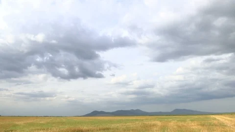 TIME LAPSE - clouds above the plain with hills in the background Stockbeeldmateriaal 112217587
