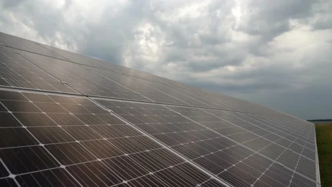 Time lapse. Clouds above solar panel generating plant Vídeo Stock 135713537
