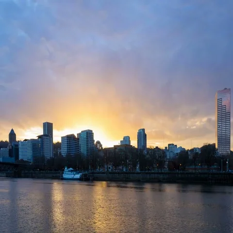 Time lapse of clouds along Willamette River waterfront in Portland OR at sunset 스톡 동영상 69543609