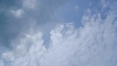 Time lapse  clouds and blue sunny sky Vídeos de archivo 285314988
