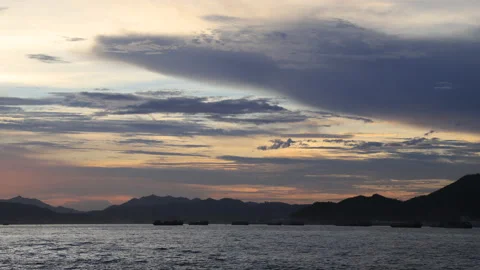 Time lapse of clouds and boats moving around Victoria harbour, Hong Kong duri Stock Footage 154627762