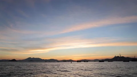 Time lapse of clouds and boats moving around Victoria harbour, Hong Kong duri Stock Footage 160603498
